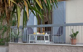 Newly Remodeled Dream Condominiun In Kifisia With Garden & Grass Lawn